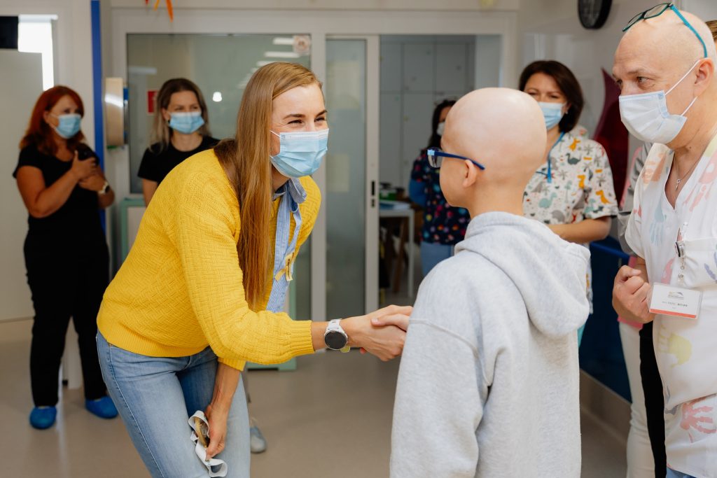 Nasťa Kuzminová s detským onkologickým pacientom